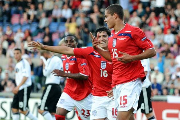 Torjubel England U21, re. Torschütze Jack Rodwell -  Fußball Herren U 21 Europameisterschaft 2009, Gruppe Halmstad Freude,