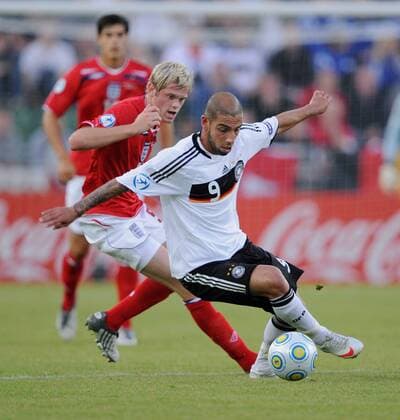 Ashkan Dejagah (Deutschland U21, vorn) gegen Richard Stearman (England U21) Fußball Länderspiel Herren U 21 EM 2009, Nationalmannschaft, Nationaltrikot, Deutschland - England 1:1 Gruppe Halmstad Dynamik,