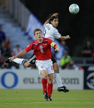 Craig Gardner (England U21, vorn) gegen Sami Khedira (Deutschland U21) Fußball Länderspiel Herren U 21 EM 2009, Nationalmannschaft, Nationaltrikot, Deutschland - England 1:1 Gruppe Halmstad Dynamik,