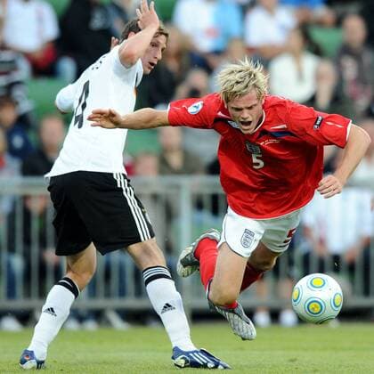 Richard Stearman (England U21, re.) gegen Benedikt Höwedes (Deutschland U21) -  Fußball Länderspiel Herren U21 EM 2009, U 21, Nationalteam, Nationaltrikot, Deutschland U21 - England U21 Gruppe Halmstad Dynamik,