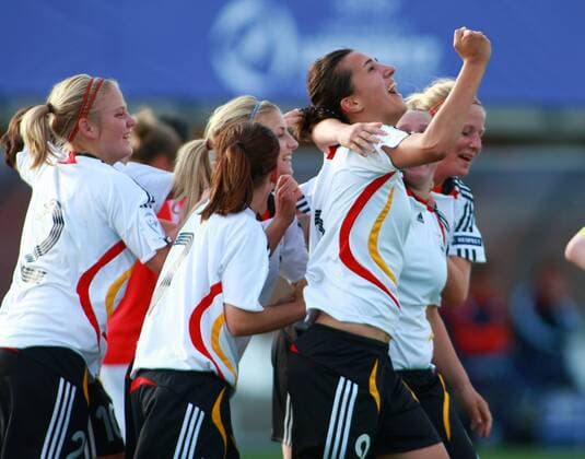 Torjubel Deutschland U17, u.a. Kyra Malinowski (re.) Fußball EM Damen U17 EM 2009, U 17, Länderspiel, Nationalteam, Nationaltrikot, Junioren, Nachwuchs, Jugend Gruppe Halbfinale Nyon Freude, 