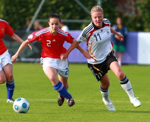 Annika Doppler (Deutschland U17, re.) gegen Ludivine Coulomb (Frankreich U17) Fußball EM Damen U17 EM 2009, U 17, Länderspiel, Nationalteam, Nationaltrikot, Junioren, Nachwuchs, Jugend Gruppe Halbfinale Nyon Dynamik, 