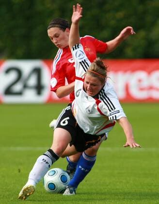 Claudia Götte (Deutschland U17, vorn.) gegen Lea Le Garrec (Frankreich U17) Fußball EM Damen U17 EM 2009, U 17, Länderspiel, Nationalteam, Nationaltrikot, Junioren, Nachwuchs, Jugend Gruppe Halbfinale Nyon Dynamik, 