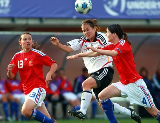 Nicole Rolser (Deutschland U17, Mitte) gegen Manon Pourtalet (li.) und Anaig Butel (beide Frankreich U17) Fußball EM Damen U17 EM 2009, U 17, Länderspiel, Nationalteam, Nationaltrikot, Junioren, Nachwuchs, Jugend Gruppe Halbfinale Nyon Dynamik, 