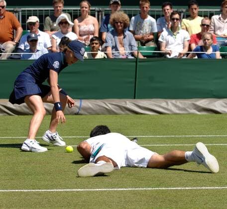 Björn Phau (Deutschland) lässt sich vom Ballmädchen den Ball abluchsen -  Tennis Herren All England Championships 2009, Grand Slam, ATP Tour Gruppe Wimbledon London Enttäuschung,