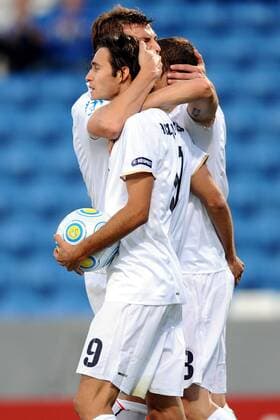 Robert Acquafresca (Italien U21) wird von seinen Mitspielern beglückwünscht -  Fußball Länderspiel Herren U 21 EM, 2009, Nationalteam, Nationaltrikot, Gruppe Helsingborg Freude,
