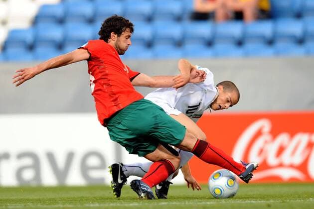 Sergei Kislyak (Weißrussland U21, li.) gegen Sebastian Giovinco (Italien U21) -  Fußball Länderspiel Herren U 21 EM, 2009, Nationalteam, Nationaltrikot, Gruppe Helsingborg Dynamik,