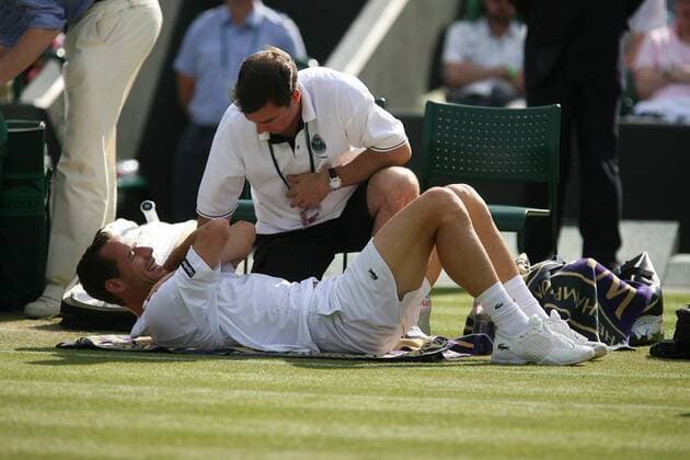 Michael Llodra (Frankreich, li.) muss nach einem Zusammenprall mit einem Stuhl vom Arzt behandelt werden - Dennoch muss er wegen dieser Verletzung das Match aufgeben Tennis Herren All England Championships 2009, Grand Slam, ATP Tour Gruppe Wimbledon London