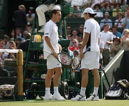 Michael Llodra (Frankreich, li.) erklärt Thomas Haas (Deutschland) seine Aufgabe wegen einer Verletzung, die er sich bei einem Zusammenprall mit einem Stuhl zugezogen hat Tennis Herren All England Championships 2009, Grand Slam, ATP Tour Gruppe Wimbledon London