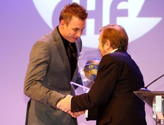 Filip Jicha (Tschechien THW Kiel, li.) wird während der EHF Gala 2009 von EHF Präsident Tor Lian (Norwegen) als bester Torschütze der Champions League 2008 2009 geehrt -  Handball EC 1 Herren EHF Gala 2009, Auslosung, Gruppenauslosung, auslosen, Ziehung Gruppe Wien
