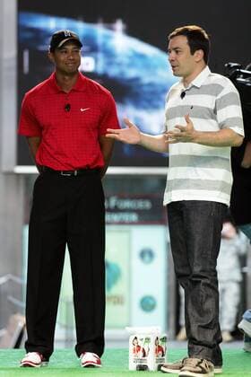 Tiger Woods (USA, li.) spielt mit Schauspieler Jimmy Fallon am Time Square in New York Tiger Woods PGA Tour 10 Wii Golf -  (NYP20090625203) Golf Herren E Sports 2009, Spiel Computerspiel, Simulation, Computersimulation, Videospiel o0 esports Gruppe Promotiontermin New York, NY, N.Y.