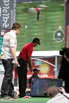 Tiger Woods (USA, re.) spielt mit Schauspieler Jimmy Fallon (li.) am Time Square in New York Tiger Woods PGA Tour 10 Wii Golf -  (NYP20090625231) Golf Herren E Sports 2009, Spiel Computerspiel, Simulation, Computersimulation, Videospiel o0 esports Gruppe Promotiontermin New York, NY, N.Y.