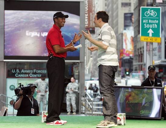 Tiger Woods (USA, li.) spielt mit Schauspieler Jimmy Fallon am Time Square in New York Tiger Woods PGA Tour 10 Wii Golf -  (NYP20090625216) Golf Herren E Sports 2009, Spiel Computerspiel, Simulation, Computersimulation, Videospiel o0 esports Gruppe Promotiontermin New York, NY, N.Y.