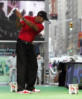 Tiger Woods (USA) spielt am Time Square in New York Tiger Woods PGA Tour 10 Wii Golf -  (NYP20090625219) Golf Herren E Sports 2009, Spiel Computerspiel, Simulation, Computersimulation, Videospiel o0 esports Einzelbild Promotiontermin New York, NY, N.Y.