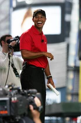 Tiger Woods (USA) spielt am Time Square in New York Tiger Woods PGA Tour 10 Wii Golf -  (NYP20090625227) Golf Herren E Sports 2009, Spiel Computerspiel, Simulation, Computersimulation, Videospiel o0 esports Einzelbild Promotiontermin New York, NY, N.Y. Freude, Begeisterung,