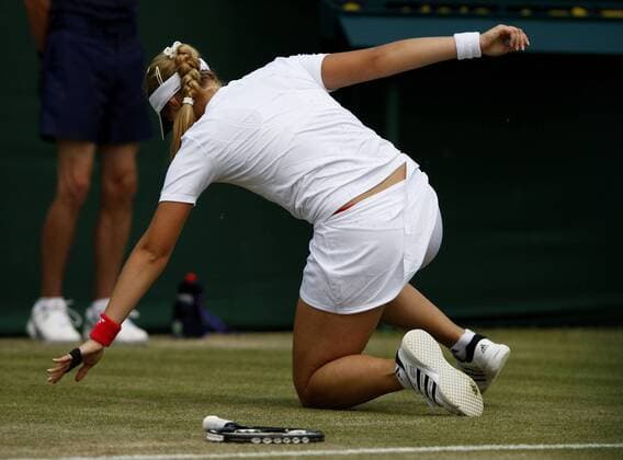 Sabine Lisicki (Deutschland) gerät ins Straucheln Tennis Damen All England Championships 2009, Grand Slam, WTA Tour Einzelbild Wimbledon London