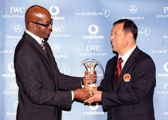 Edwin Moses (USA Chairman Laureus World Sports Academy, li.) überreicht Cui Dalin (China Vizepräsident Chinesisches Olympisches Komitee) den Laureus World Team of the Year Award 2009 -  Herren Laureus World Team of the Year Award 2009, Preisverleihung, Ehrung, Sportlerehrung Gruppe o0 des Jahres Peking Freude,