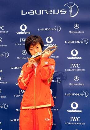 Zhang Yining (China) mit ihrem Preis anlässlich des Laureus World Team of the Year Award 2009 in Peking -  Damen Laureus World Team of the Year Award 2009, Preisverleihung, Ehrung, Sportlerehrung Einzelbild o0 des Jahres Peking