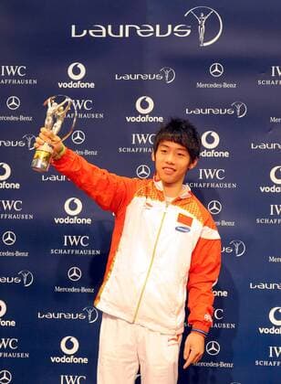 Zou Kai (China) mit seinem Preis anlässlich des Laureus World Team of the Year Award 2009 in Peking -  Herren Laureus World Team of the Year Award 2009, Preisverleihung, Ehrung, Sportlerehrung Einzelbild o0 des Jahres Peking Freude,
