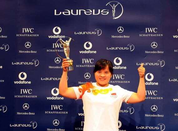 Chen Xiexia (China) mit ihrem Preis anlässlich des Laureus World Team of the Year Award 2009 in Peking -  Damen Laureus World Team of the Year Award 2009, Preisverleihung, Ehrung, Sportlerehrung Einzelbild o0 des Jahres Peking Freude,