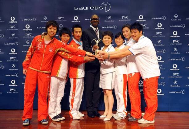 Laureus World Team of the Year Award 2009 in Peking, v. li.: Zhang Yining, Zou Kai, Xiao Qin, Chairman Edwin Moses (USA), Mitglied Deng Yaping (beide Laureus World Sports Academy), Chen Xiexia, Wu Minxia und He Chong (alle China) - Laureus World Team of the Year Award 2009, Preisverleihung, Ehrung, Sportlerehrung Gruppe o0 des Jahres Peking