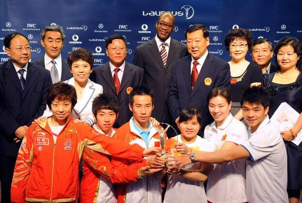Laureus World Team of the Year Award 2009 in Peking, vorn v. li.: Zhang Yining, Zou Kai, Xiao Qin, Chen Xiexia, Wu Minxia und He Chong (alle China), hi. Edwin Moses (USA, Mitte) und Deng Yaping (3. v. li., beide Laureus Academy) - Laureus World Team of the Year Award 2009, Preisverleihung, Ehrung, Sportlerehrung Gruppe o0 des Jahres Peking