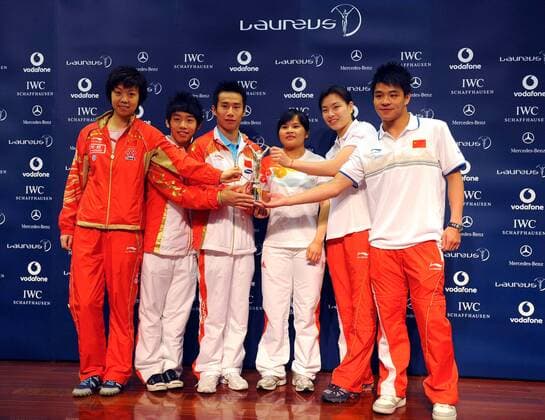 Laureus World Team of the Year Award 2009 in Peking, v. li.: Zhang Yining, Zou Kai, Xiao Qin, Chen Xiexia, Wu Minxia und He Chong (alle China) -  Laureus World Team of the Year Award 2009, Preisverleihung, Ehrung, Sportlerehrung Gruppe o0 des Jahres Peking Freude,