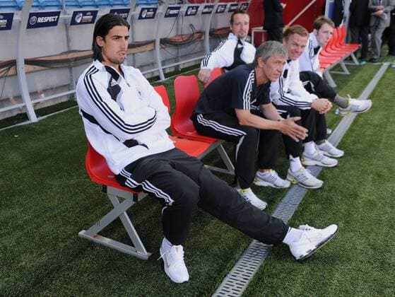 Sami Khedira (Deutschland U21, li.) auf der Bank Fußball Länderspiel Herren U 21 EM Halbfinale 2009, U 21, Nationalteam Gruppe Helsingborg
