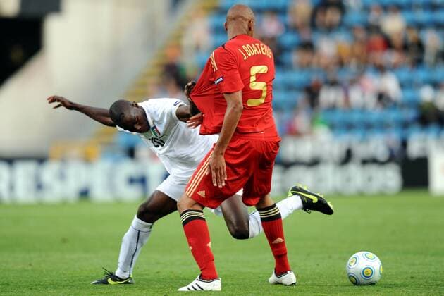 Mario Balotelli (Italien U21, li.) gegen Jerome Boateng (Deutschland U21) -  Fußball Länderspiel Herren U21 EM 2009, U 21, Nationalteam, Nationaltrikot, Halbfinale, Deutschland U21 - Italien U21 Gruppe Helsingborg Kampf, Dynamik,