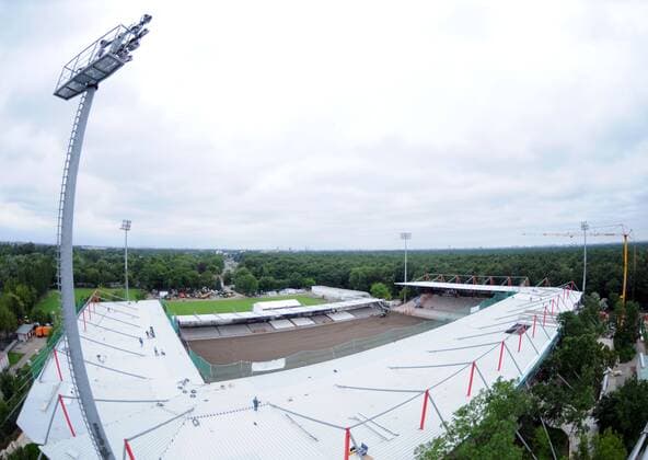 Dachinstallation im Stadion an der Alten Försterei, Heimspielstätte von Union Berlin Fußball 2. BL Herren Saison 2009 2010, 1. FC Union Berlin, Totale An der Alten Försterei, Alte Försterei, Wuhlheide Berlin o0 Flutlich, Flutlichtmast