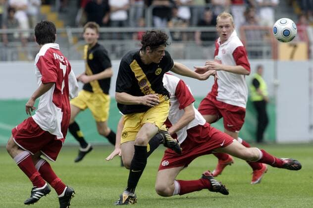 Daniel Ginczek (BVB U19, Mitte) im Duell Fußball Herren A Junioren Bundesliga 2008 2009, Jugend, U19, U 19, Finale Gruppe Mainz Dynamik, Kampf,