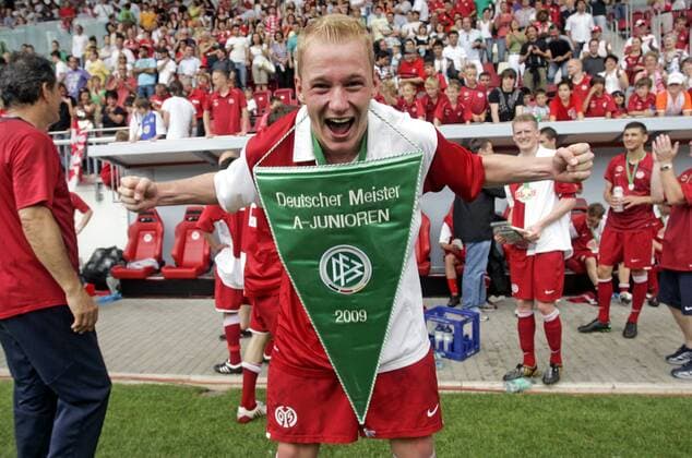 Andreas Rudolf (Mainz U19) - deutscher A Junioren Meister 2009 - mit einem Wimpel als Beleg Fußball Herren A Junioren Bundesliga 2008 2009, U19, U 19, Finale FSV Mainz 05 Einzelbild o0 Jugend Mainz Freude, Begeisterung,