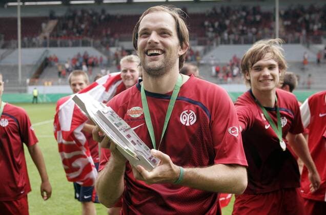 Trainer Thomas Tuchel (Mainz U19) - deutscher A Junioren Meister 2009 - mit der Trophäe Fußball Herren A Junioren Bundesliga 2008 2009, U19, U 19, Finale FSV Mainz 05 Einzelbild o0 Jugend Mainz Freude,