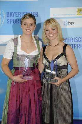 Viktoria Rebensburg (li.) und Miriam Gössner (beide Deutschland) - Preisträger in der Kategorie Nachwuchssportlerin - anlässlich der Verleihung des bayrischen Sportpreises 2009 Alpiner Skilauf Damen Bayerischer Sportpreis 2009, Sportlerehrung, Ehrung, Preisverleihung Gruppe München