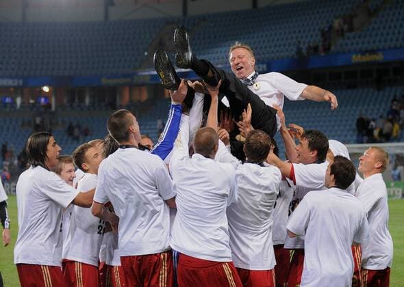 Bundestrainer Horst Hrubesch wird von seinen Spielern gefeiert - Deutschland U21 ist Europameister 2009 Fußball Länderspiel Herren U21 EM 2009, U 21, Nationalteam, Finale, Totale Malmö Freude, Begeisterung,