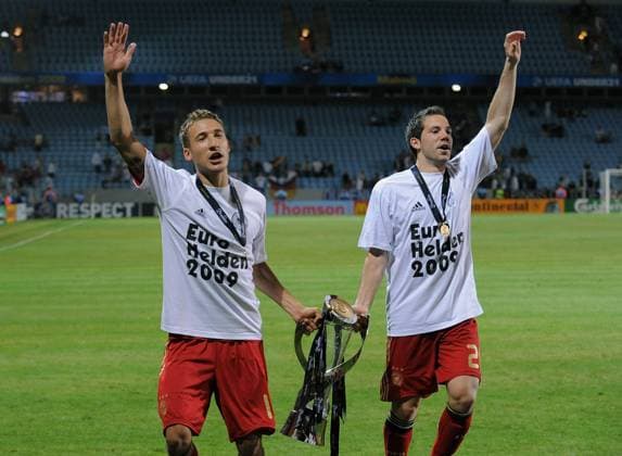 Fabian Johnson (li.) und Gonzalo Castro präsentieren die Trophäe - Deutschland U21 ist Europameister 2009 Fußball Länderspiel Herren U21 EM 2009, U 21, Nationalteam, Finale, Gruppe Malmö Freude,