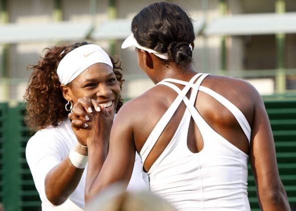 Serena Williams (li.) und Venus Williams (beide USA) jubeln -  Tennis Damen All England Championships 2009, WTA Tour, Grand Slam Gruppe Wimbledon London Freude,