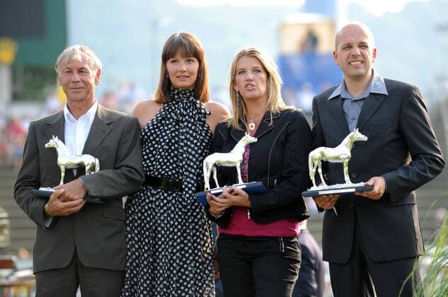 Preisverleihung Medienpreis Silbernes Pferd 2009 v.li.: Preisträger Hans Joachim Leyenberg (FAZ), Franziska van Almsick (Deutschland), Preisträgerin Inken Pallas (SWR) und Preisträger Jörg Tegelhütter (NDR) Pferdesport Herren CHIO 2009, Weltfest des Pferdesports, Journalistenpreis, Journalist, Sportjournalist Gruppe Aachen ARD, Frankfurter Allgemeine Zeitung