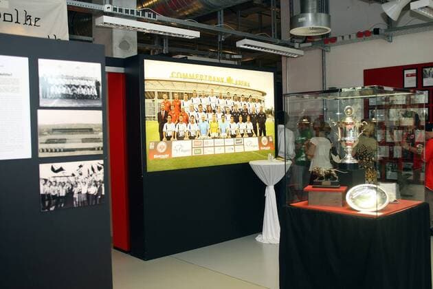 Vereinsmuseum der Eintracht aus Frankfurt stellt Pokale und das Mannschaftsbild der Saison 2008 2009 aus Fußball 1. BL Herren Saison 2009 2010, Eintracht Frankfurt Museum, Ausstellung, Vereinsmuseum, Clubmuseum Totale Frankfurt M.