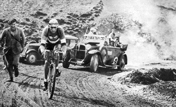 Antonin Magne (Frankreich) im Anstieg zum Col d Aubisque -  Radsport Herren Tour de France 1931, Straßenradsport, Straße, Rad, Historie, Radsportgeschichte Totale Aufnahmedatum geschätzt,