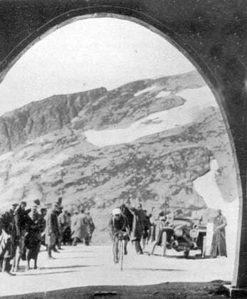 Philippe Thys (Belgien) im Anstieg zum Col du Galibier -  Radsport Herren Tour de France 1914, Straßenradsport, Straße, Rad, Geschichte, Radsportgeschichte, Totale Aufnahmedatum geschätzt,