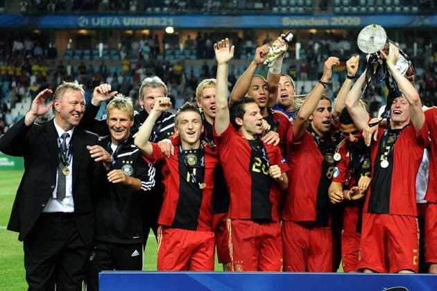 Deutschland - U21 Europameister 2009, v.li.: Bundestrainer Horst Hrubesch, Co Trainer Thomas Nörenberg, Marko Marin, Gonzalo Castro, Sami Khedira und Andreas Beck -  Fußball Länderspiel Herren U 21 EM 2009, Finale, Nationalmannschaft, Nationaltrikot Totale Malmö Freude, Begeisterung,