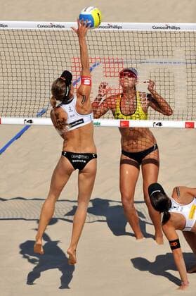 Nadine Zumkehr (Schweiz, li.) gegen Xue Chen (China, hi.) -  Beachvolleyball WM Damen Beach WM 2009 Gruppe Stavanger Dynamik,