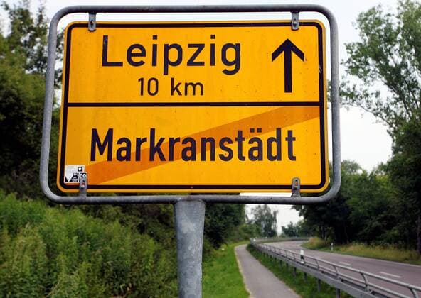 Markranstädt liegt 10 km vor Leipzig - so, jetzt wissen wir es -  Fußball Herren NOFV Oberliga Süd Nordost 2009 2010, SSV, RB, Schild, Ortsschild, Ortsausgang Einzelbild Markranstädt Leipzig