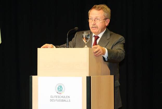Helmut Rau (Deutschland Minister für Kultus, Jugend und Sport Baden Württemberg) anlässlich des Festakts zur Auszeichnung der Sinsheimer Eliteschulen des Fußballs 2009 Fußball Herren Auszeichnung der Sinsheimer DFB Eliteschulen des Fußballs 2009, Ehrung Einzelbild Sinsheim