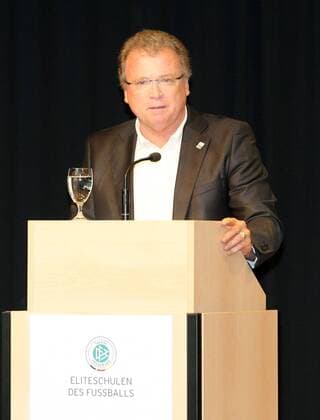 Oberbürgermeister Rolf Geinert (Sinsheim) anlässlich des Festakts zur Auszeichnung der Sinsheimer Eliteschulen des Fußballs 2009 Fußball Herren Auszeichnung der Sinsheimer DFB Eliteschulen des Fußballs 2009, Ehrung Einzelbild Sinsheim