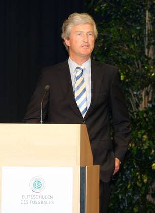 Sportdirektor Bernhard Peters (Hoffenheim) anlässlich des Festakts zur Auszeichnung der Sinsheimer Eliteschulen des Fußballs 2009 Fußball 1. BL Herren Auszeichnung der Sinsheimer DFB Eliteschulen des Fußballs 2009, Ehrung Einzelbild Sinsheim