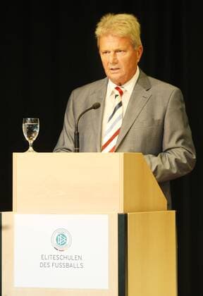 Mäzen Dietmar Hopp (Hoffenheim) anlässlich des Festakts zur Auszeichnung der Sinsheimer Eliteschulen des Fußballs 2009 Fußball 1. BL Herren Auszeichnung der Sinsheimer DFB Eliteschulen des Fußballs 2009, Ehrung, TSG 1899, 2010 Einzelbild Sinsheim
