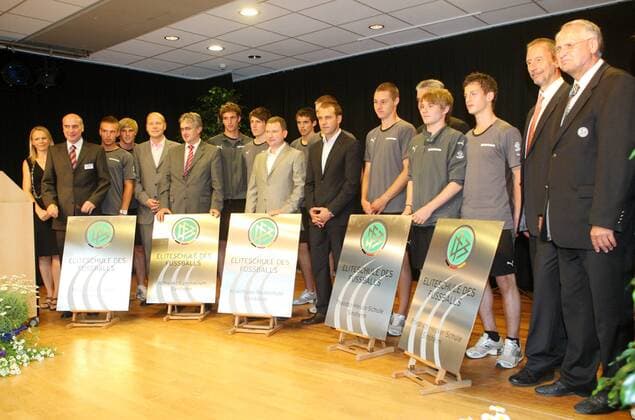 Co Trainer Hans Dieter Flick (Deutschland, Mitte) anlässlich des Festakts zur Auszeichnung der Sinsheimer Eliteschulen des Fußballs 2009 mit den Preisträger Schulen Fußball Herren Auszeichnung der Sinsheimer DFB Eliteschulen des Fußballs 2009, Ehrung, Totale Sinsheim Hansi