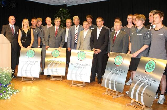 Co Trainer Hans Dieter Flick (Deutschland, Mitte) und Mäzen Dietmar Hopp (Hoffenheim, 8.v.li.) anlässlich des Festakts zur Auszeichnung der Sinsheimer Eliteschulen des Fußballs 2009 mit den Preisträger Schulen Fußball 1. BL Herren Auszeichnung der Sinsheimer DFB Eliteschulen des Fußballs 2009, Ehrung, TSG 1899, 2010 Totale Sinsheim Hansi